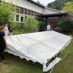Bild vom Aufbau des Festzeltes im Garten der Kath. Fachschule