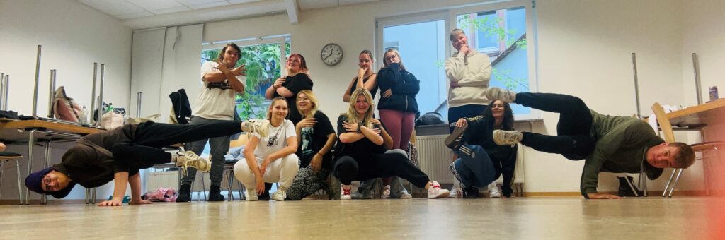 11 junge Leute bei einer Tanz-Formation