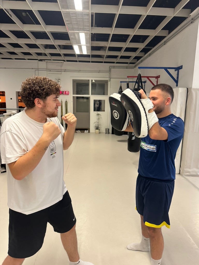 2 Junge Männer machen Boxtraining