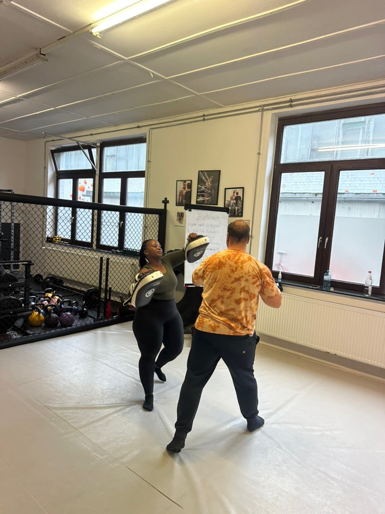 Zwei junge Leute machen Boxtraining